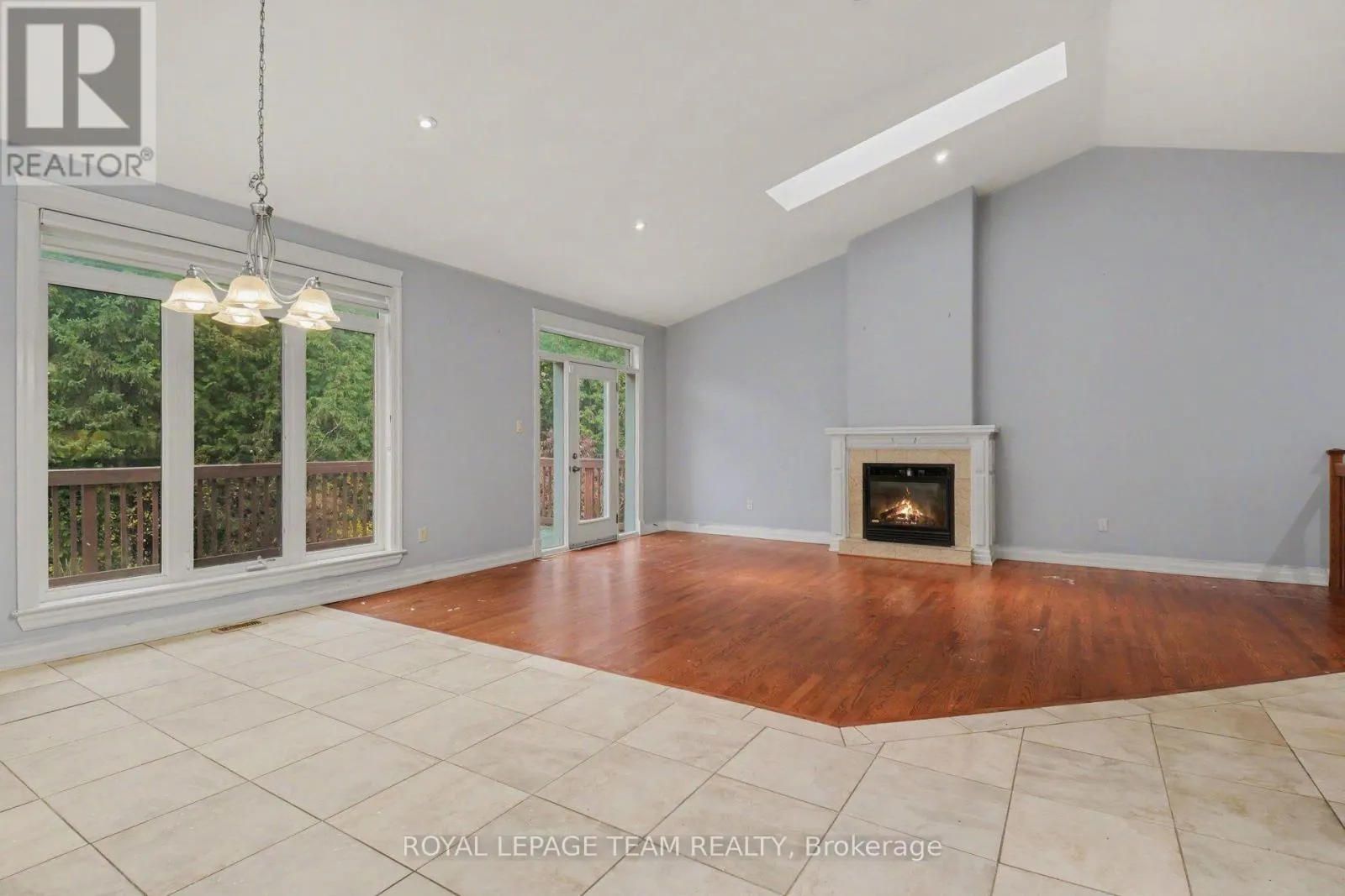 1601 WHITESIDE WAY