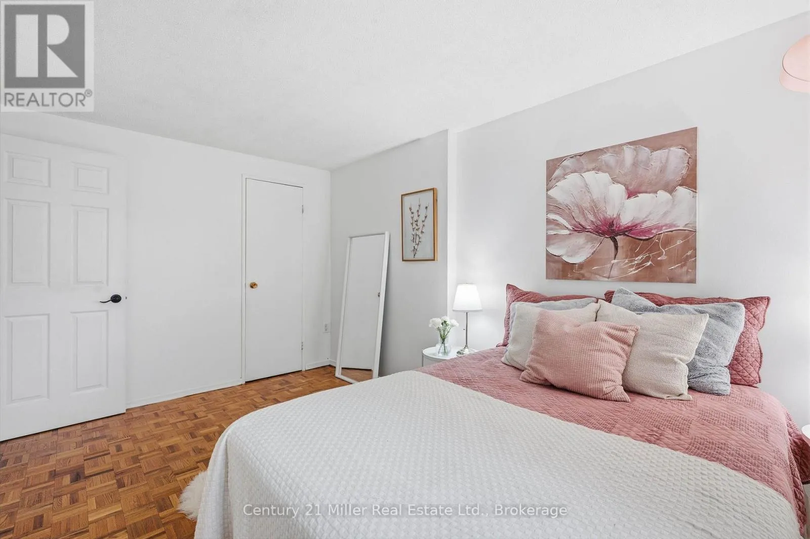 26 - 162 JANSEN AVENUE #26