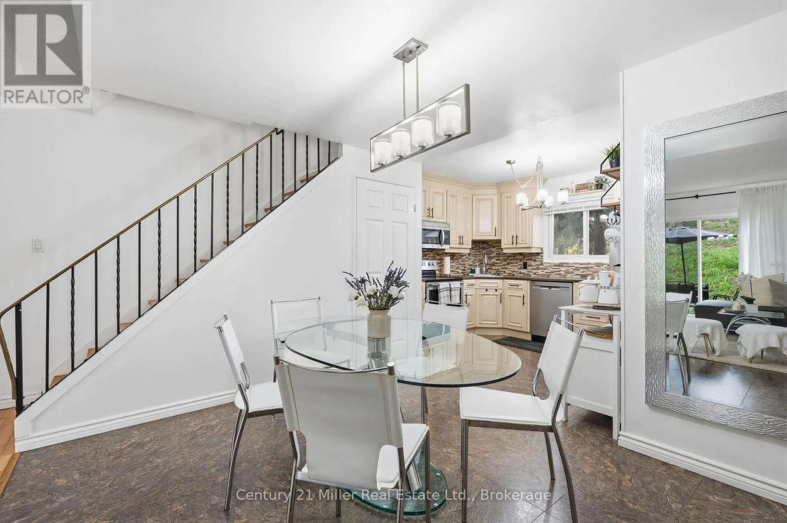 26 - 162 JANSEN AVENUE #26
