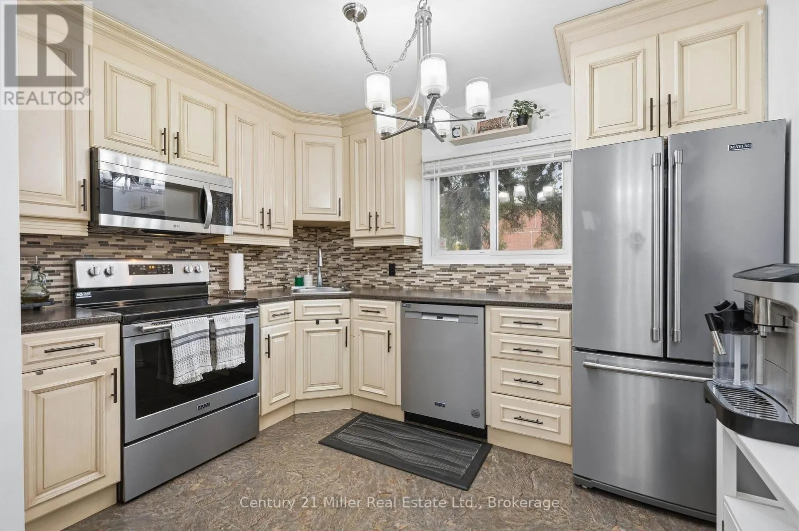 26 - 162 JANSEN AVENUE #26