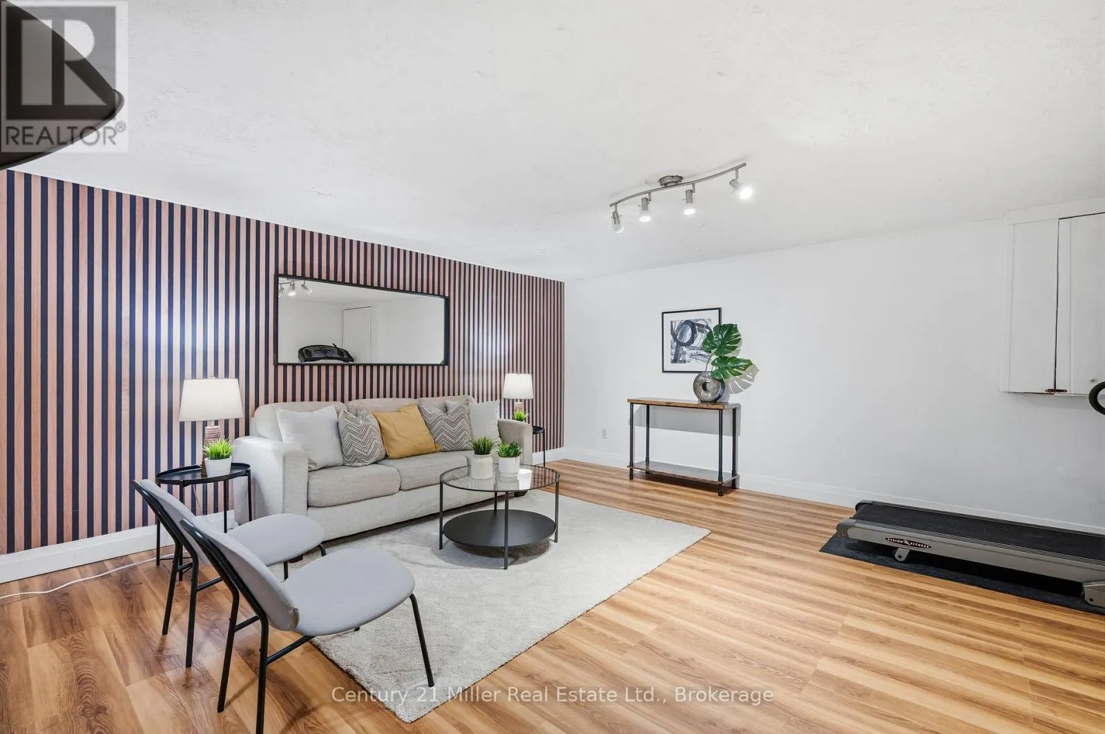 26 - 162 JANSEN AVENUE #26