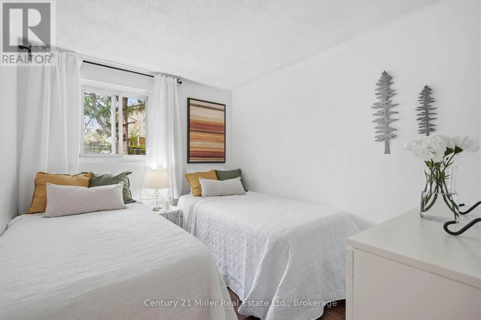 26 - 162 JANSEN AVENUE #26