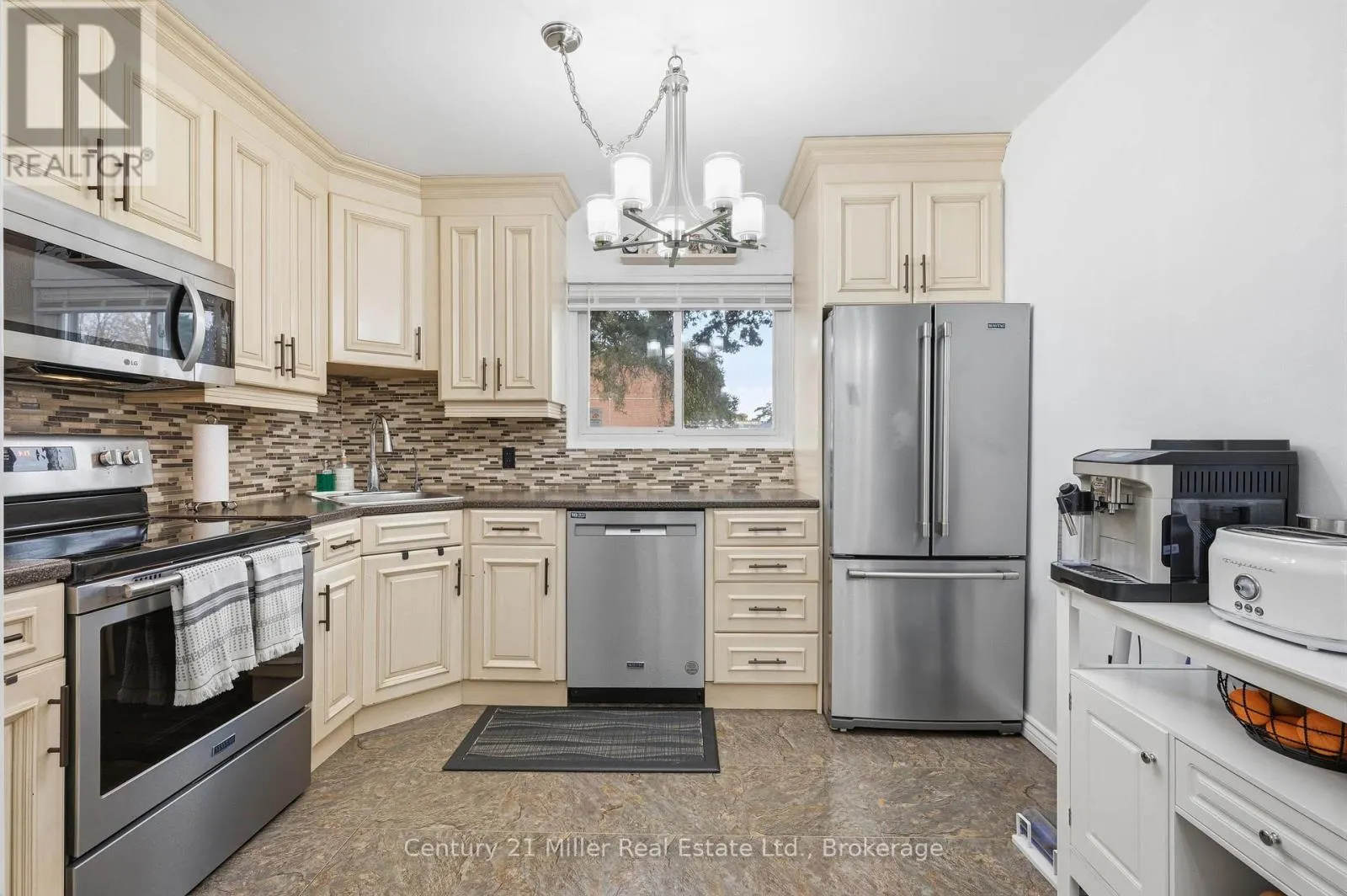 26 - 162 JANSEN AVENUE #26