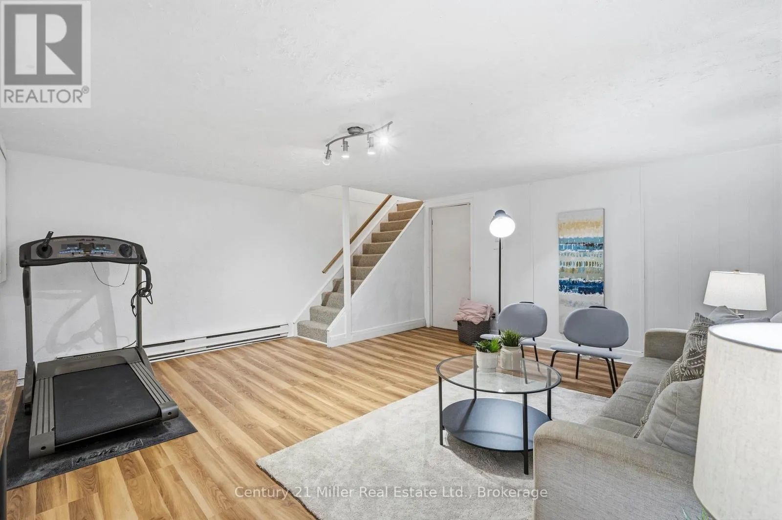 26 - 162 JANSEN AVENUE #26