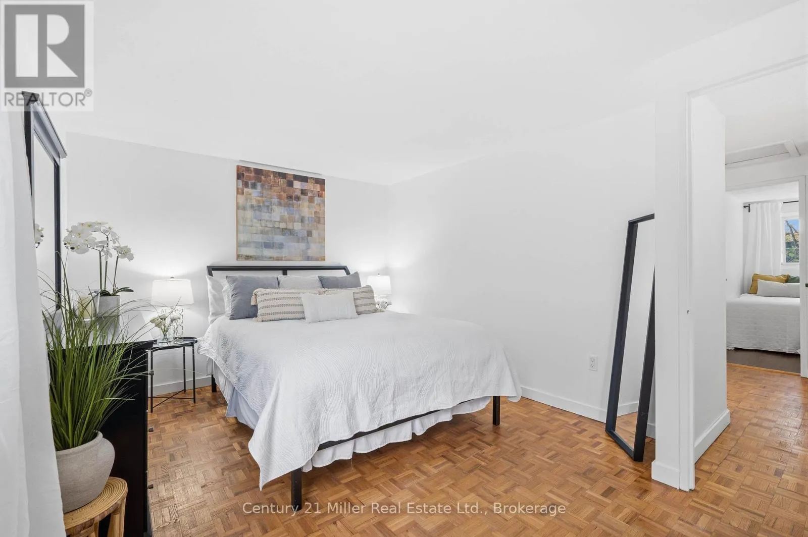 26 - 162 JANSEN AVENUE #26