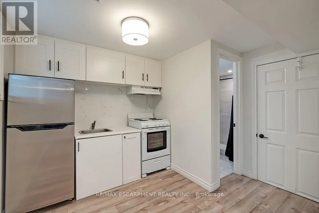 LOWER - 7 GARSIDE AVENUE S