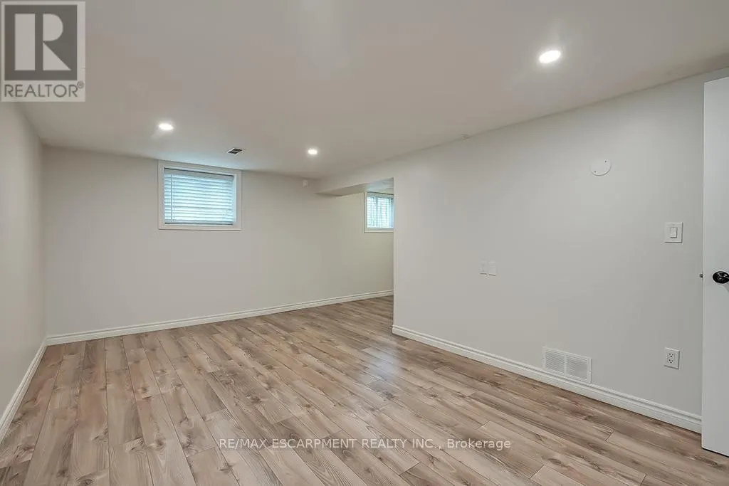 LOWER - 7 GARSIDE AVENUE S