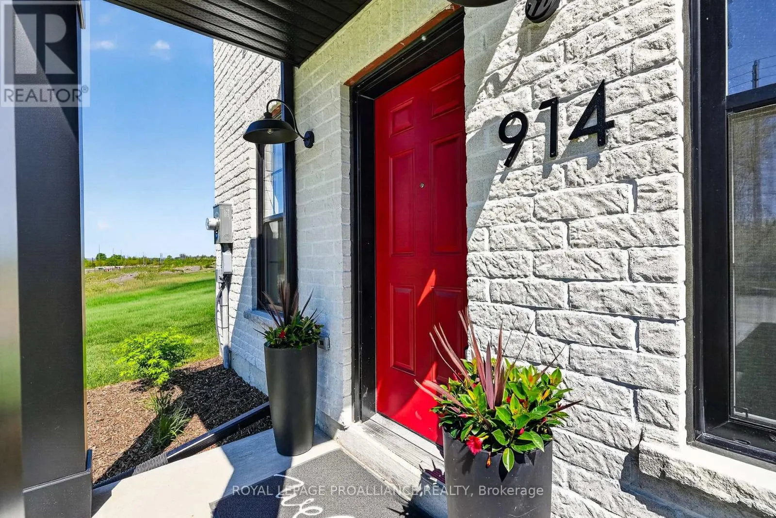 914 KERR STREET W