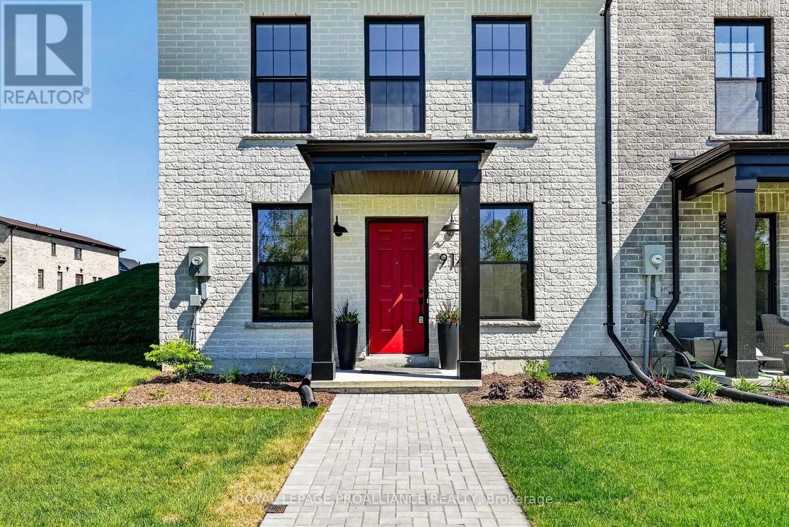 914 KERR STREET W