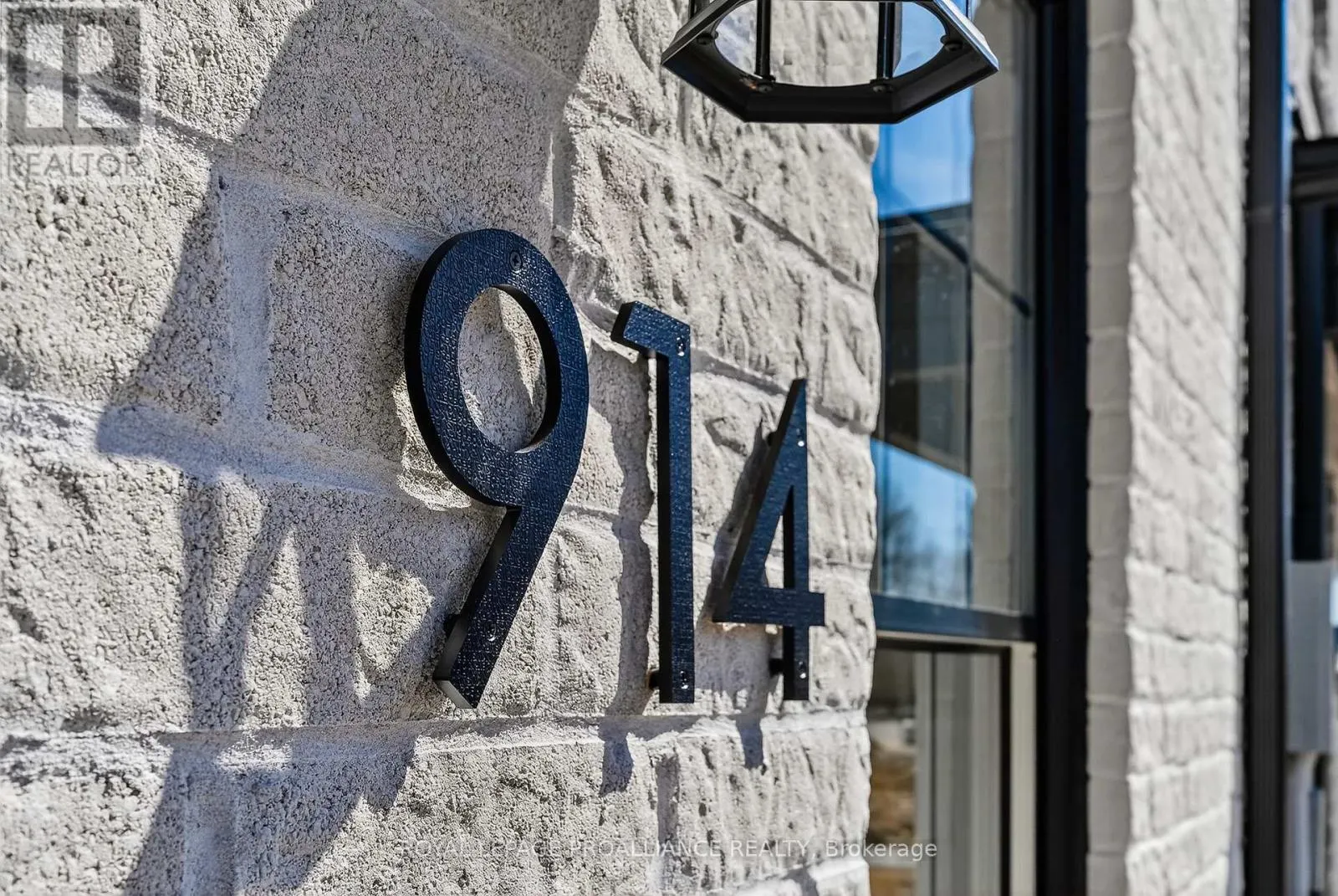914 KERR STREET W