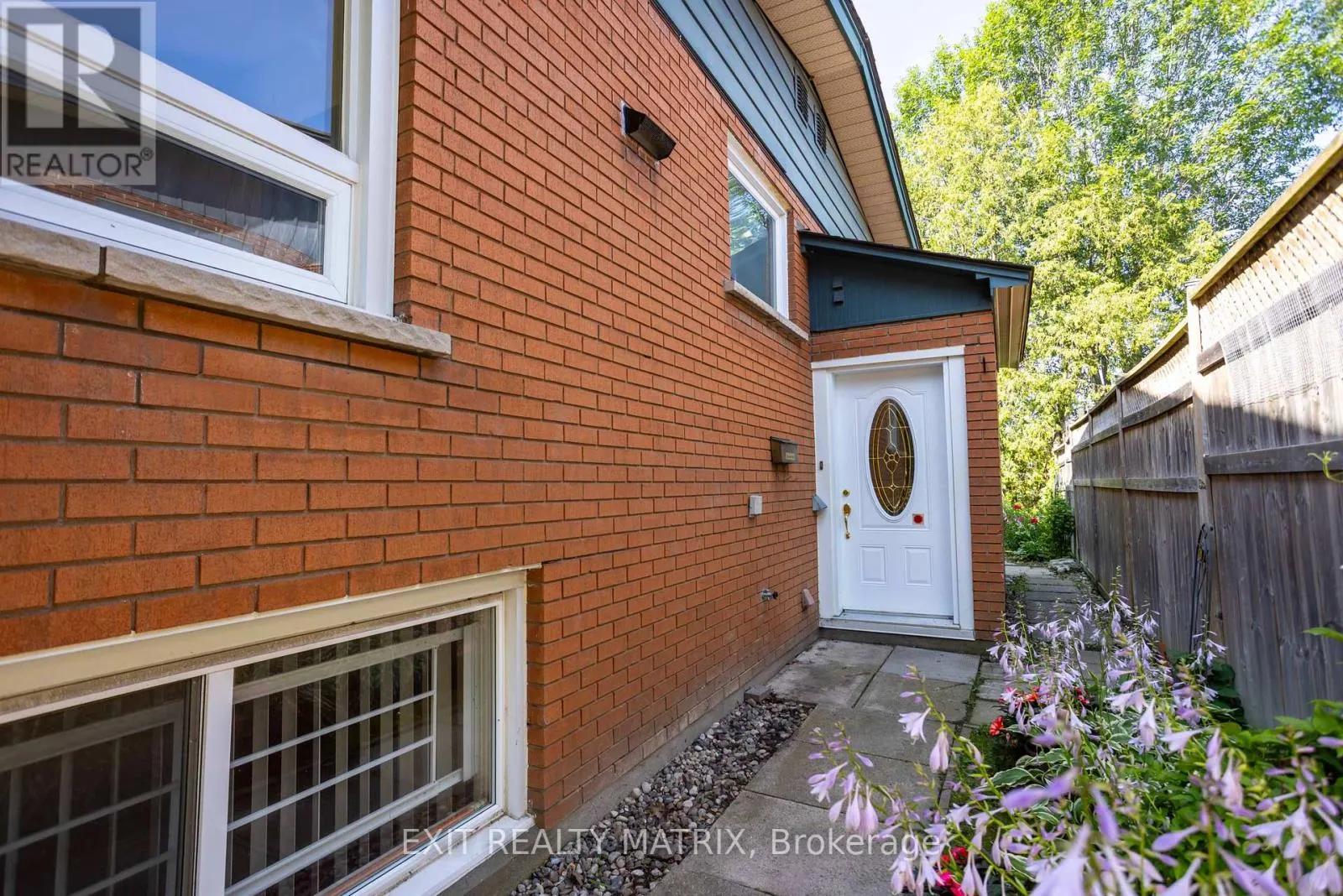 2064 ST LAURENT BOULEVARD
