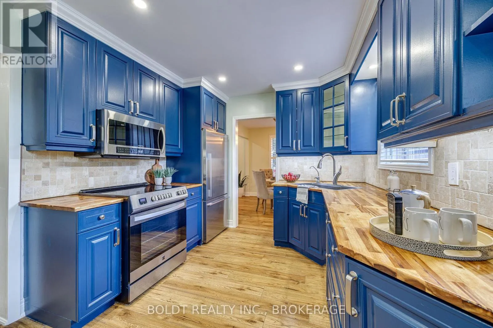12 BAYSHORE CRESCENT