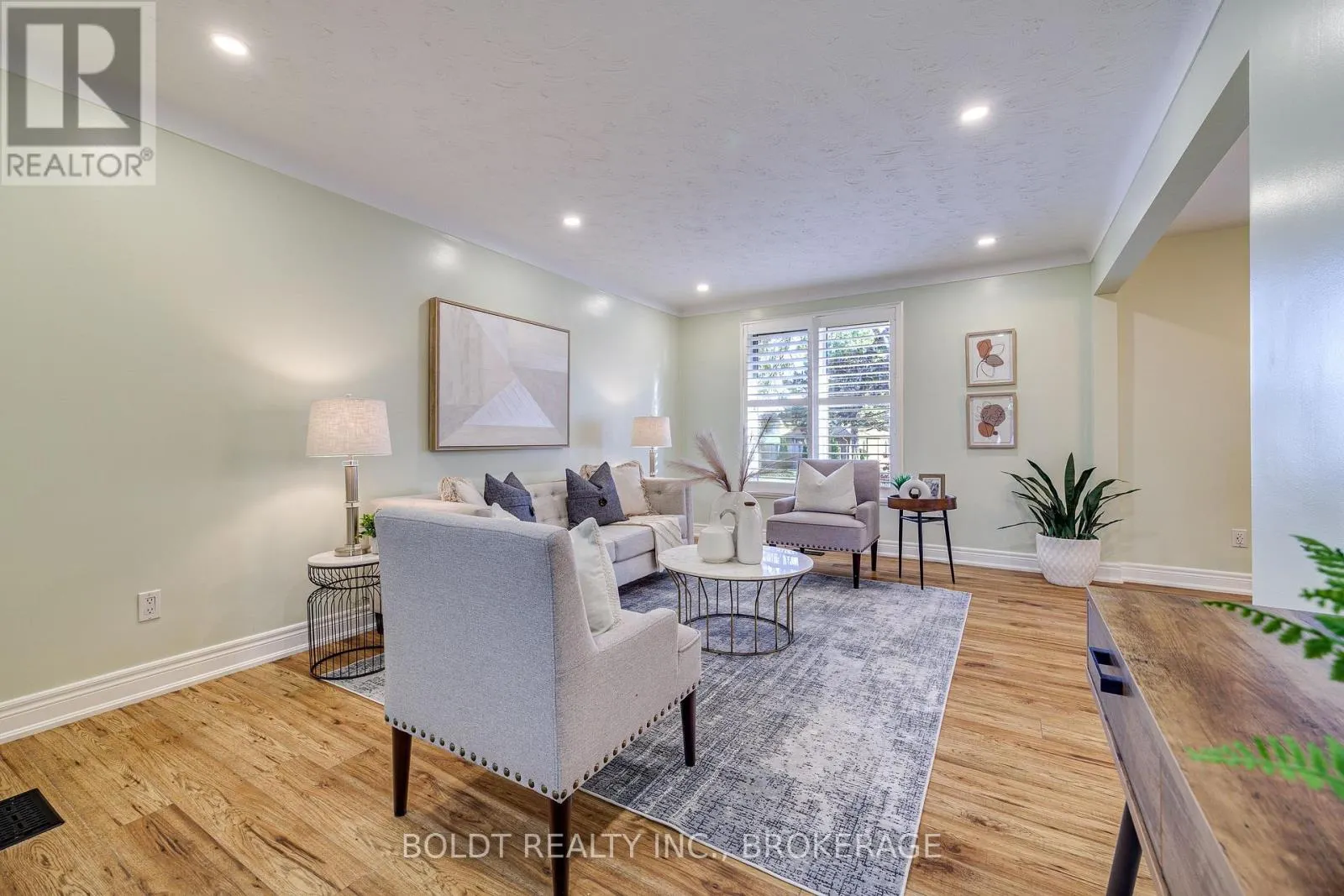 12 BAYSHORE CRESCENT