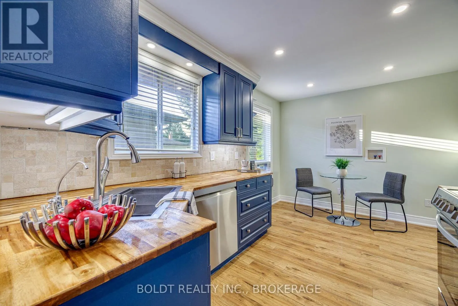 12 BAYSHORE CRESCENT