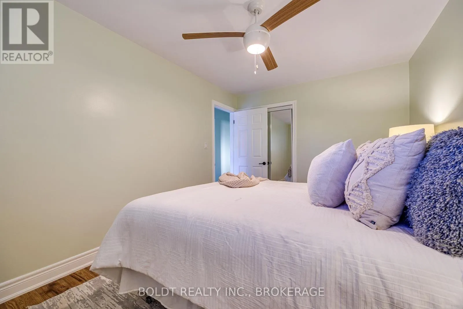 12 BAYSHORE CRESCENT