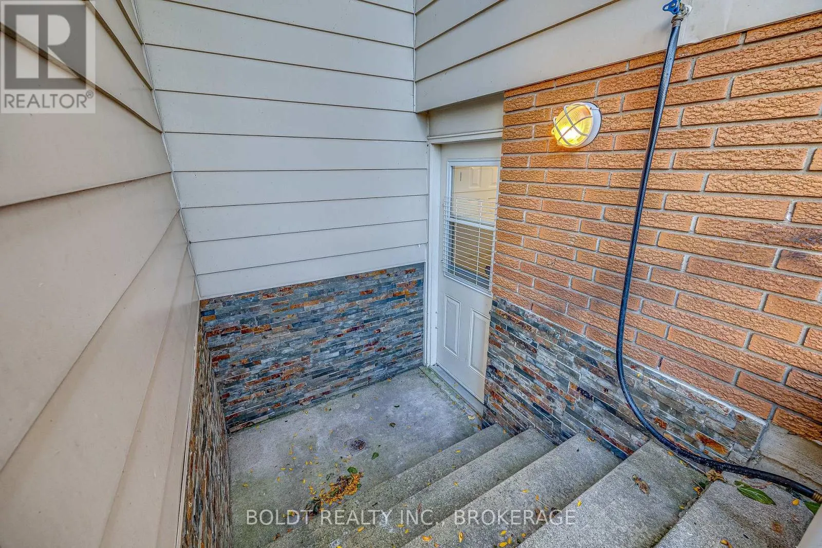 12 BAYSHORE CRESCENT