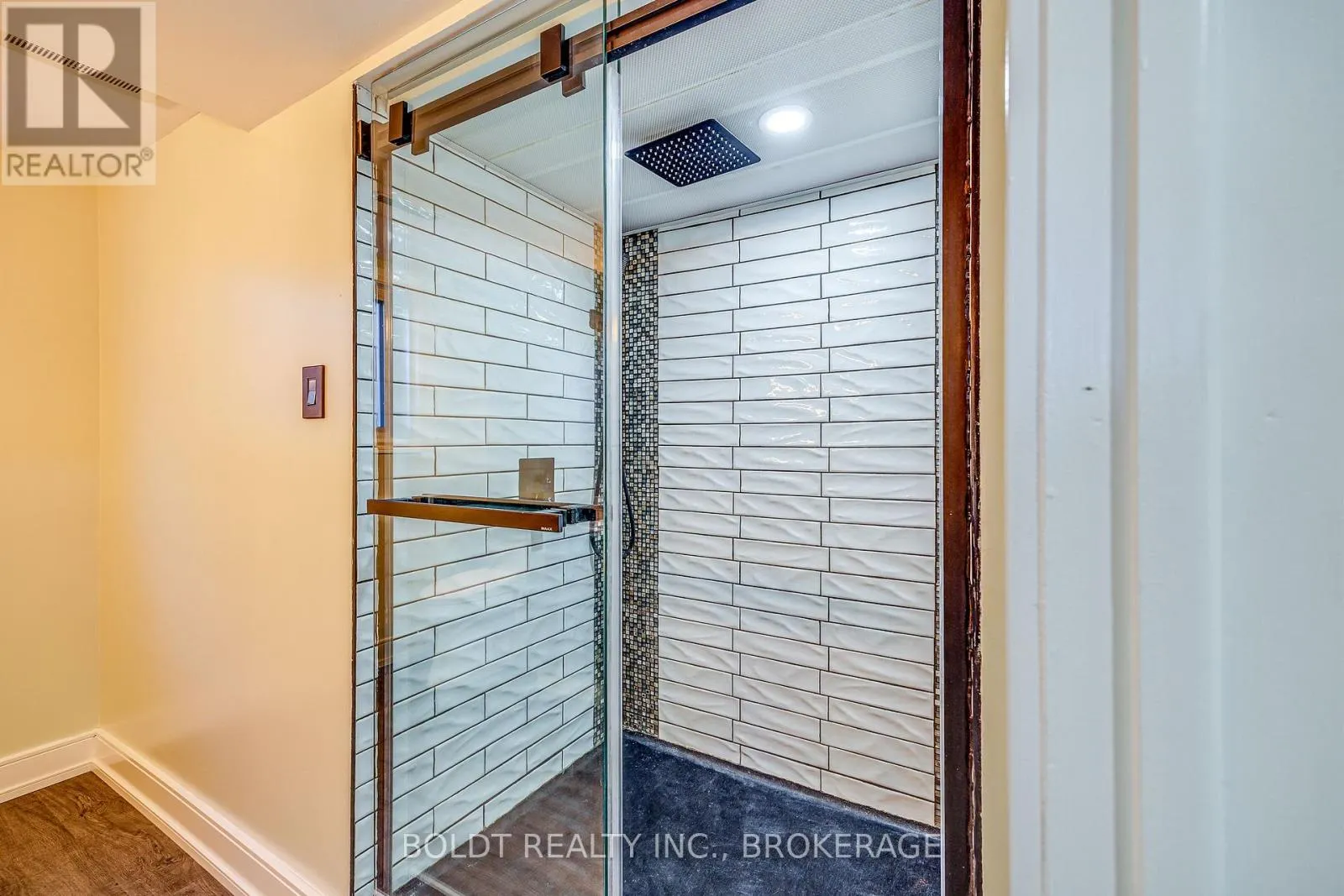 12 BAYSHORE CRESCENT