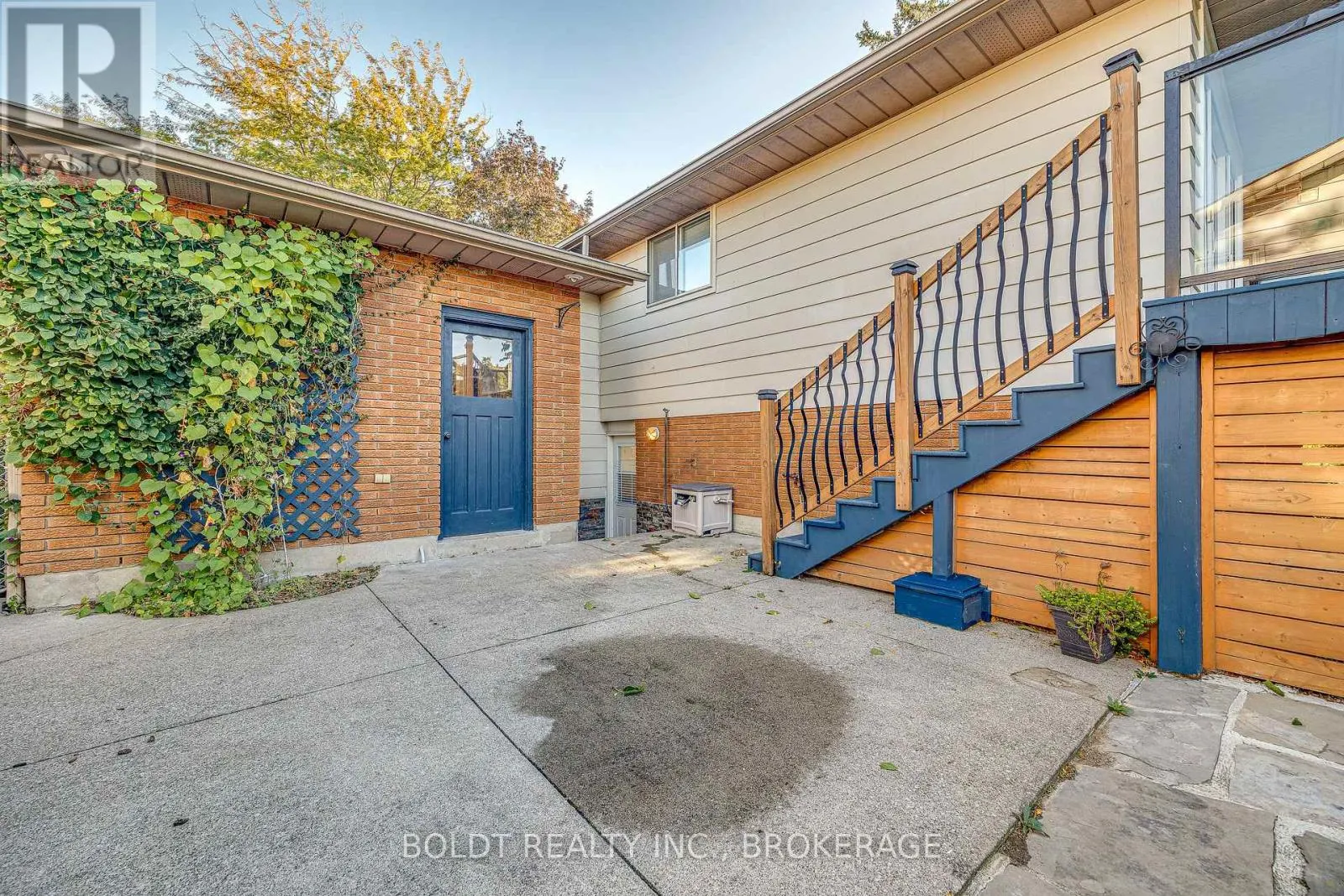 12 BAYSHORE CRESCENT