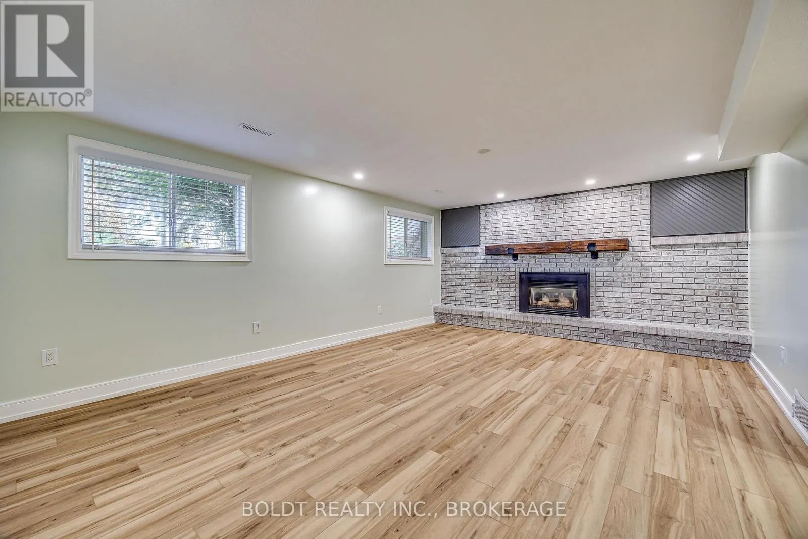 12 BAYSHORE CRESCENT