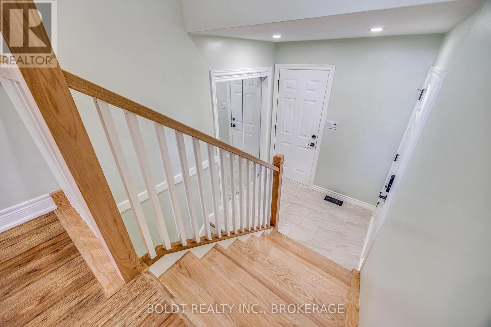 12 BAYSHORE CRESCENT