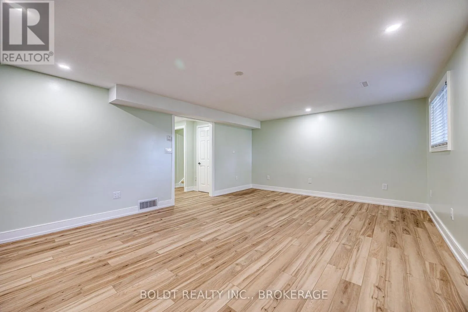 12 BAYSHORE CRESCENT