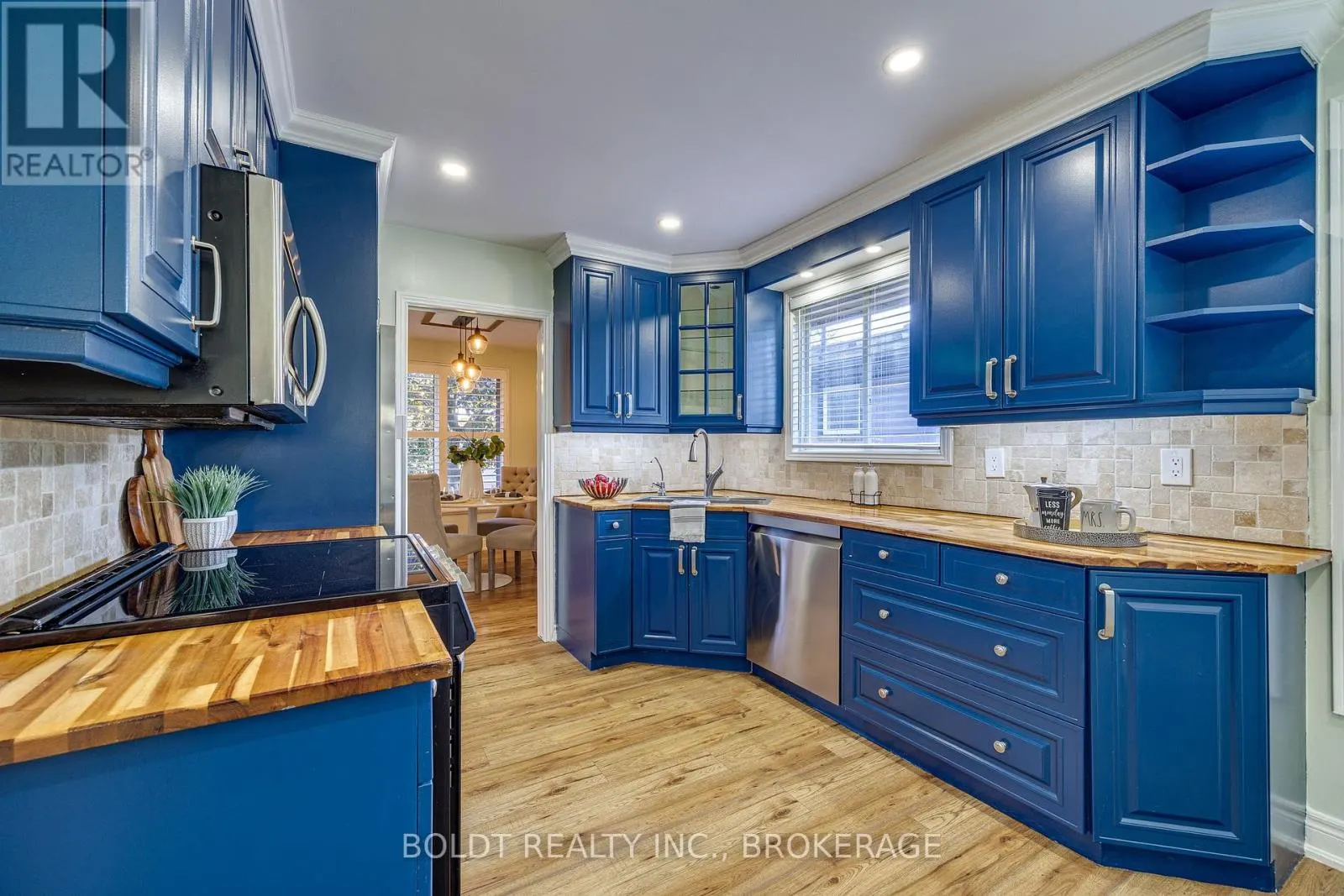 12 BAYSHORE CRESCENT