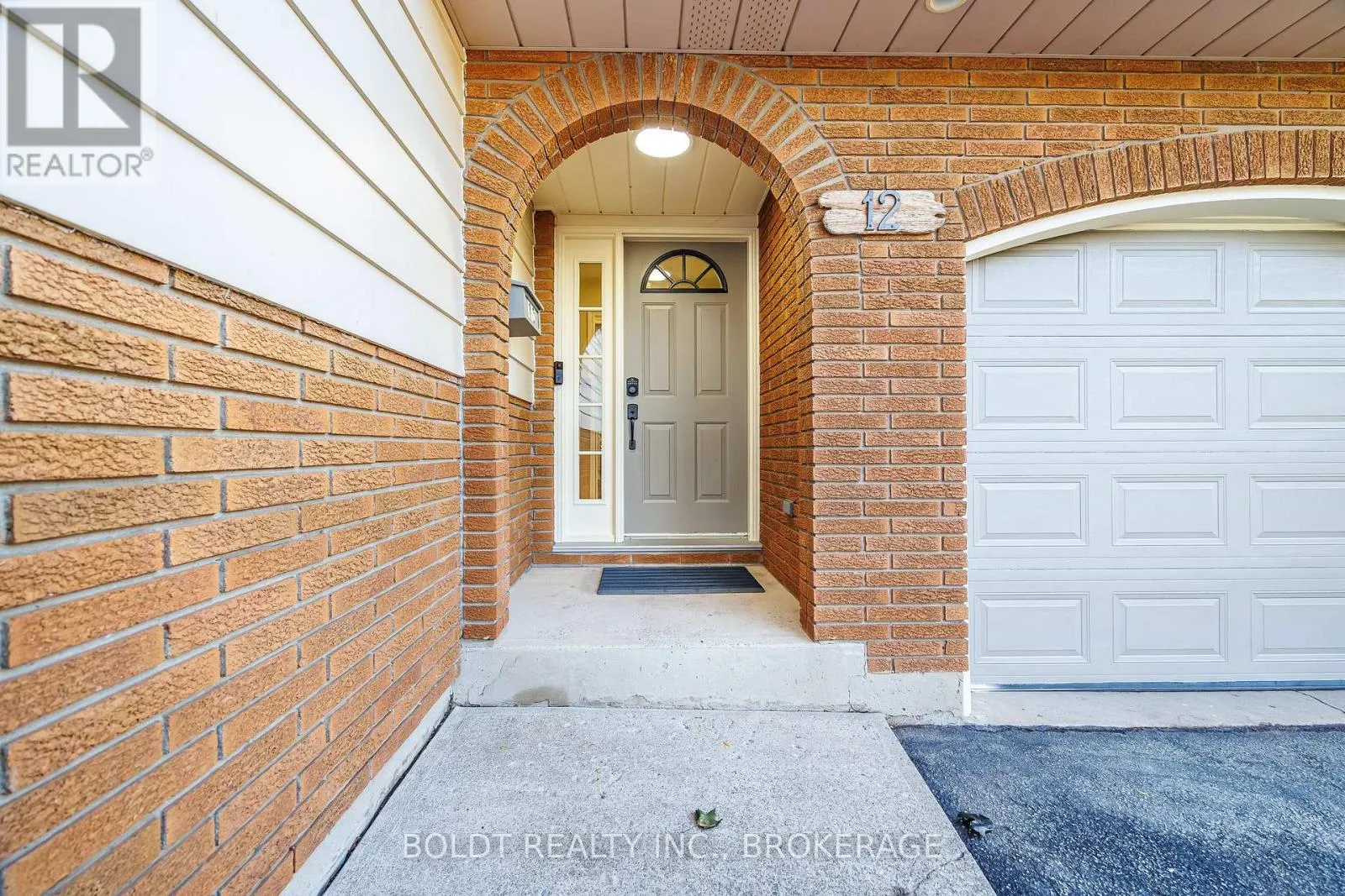 12 BAYSHORE CRESCENT