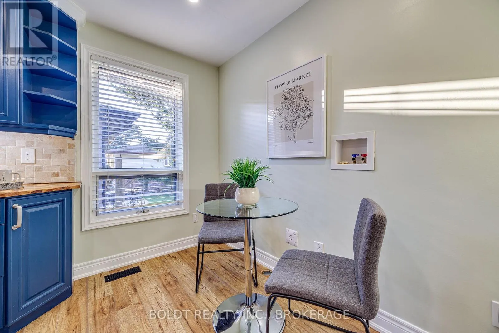 12 BAYSHORE CRESCENT