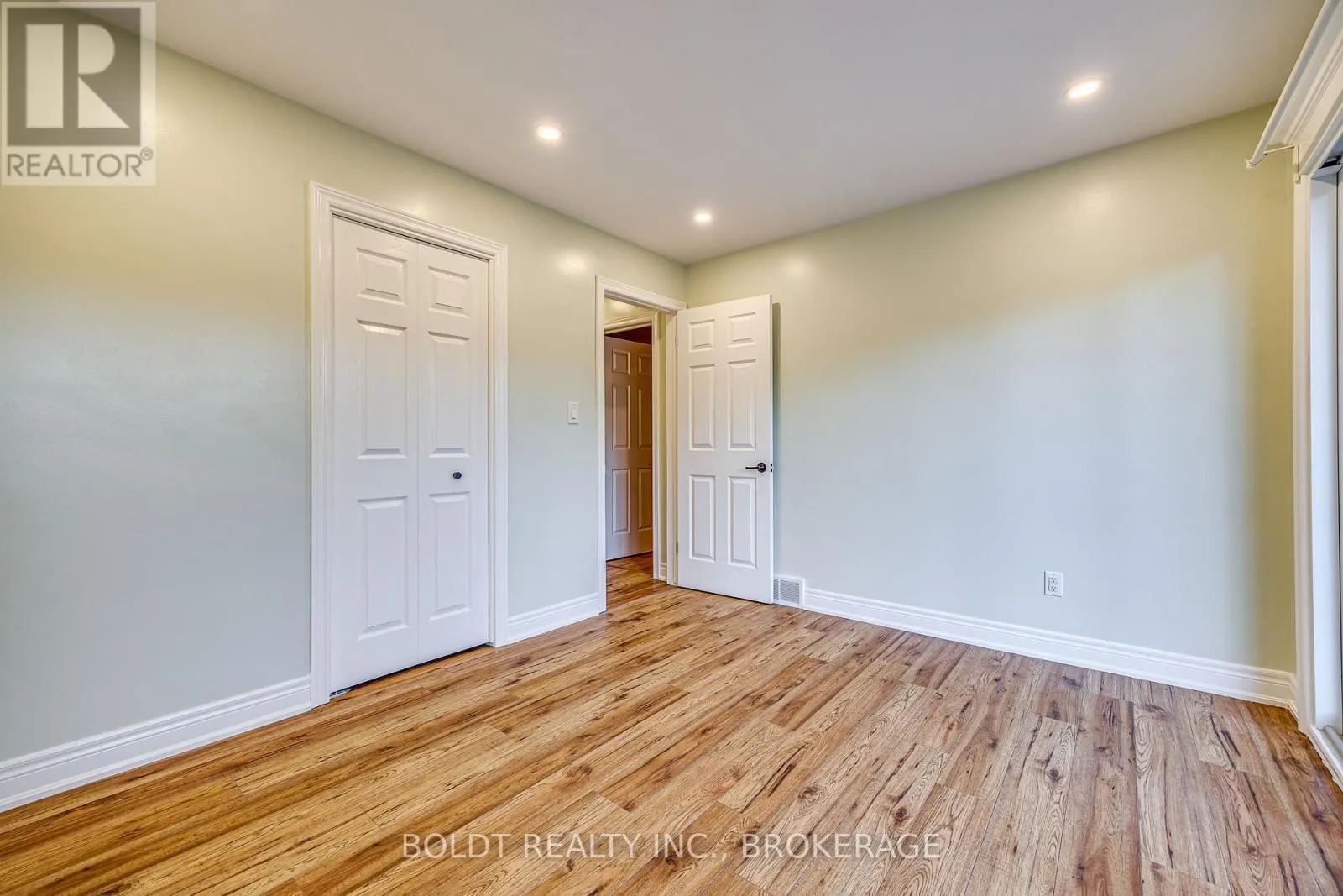 12 BAYSHORE CRESCENT