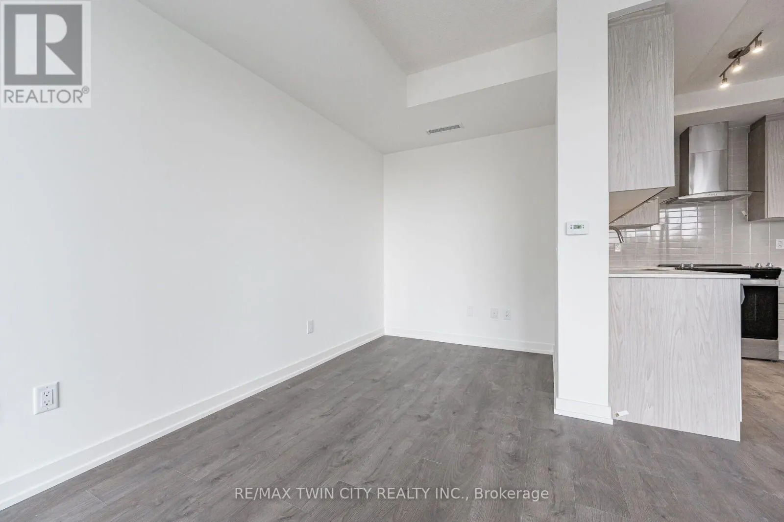 610 - 55 DUKE STREET W