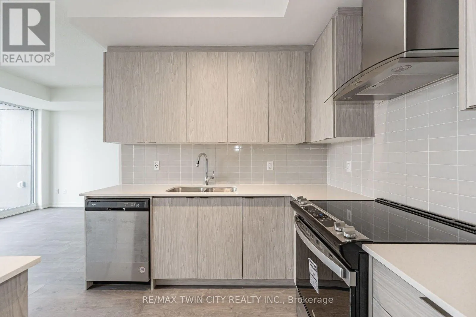 610 - 55 DUKE STREET W