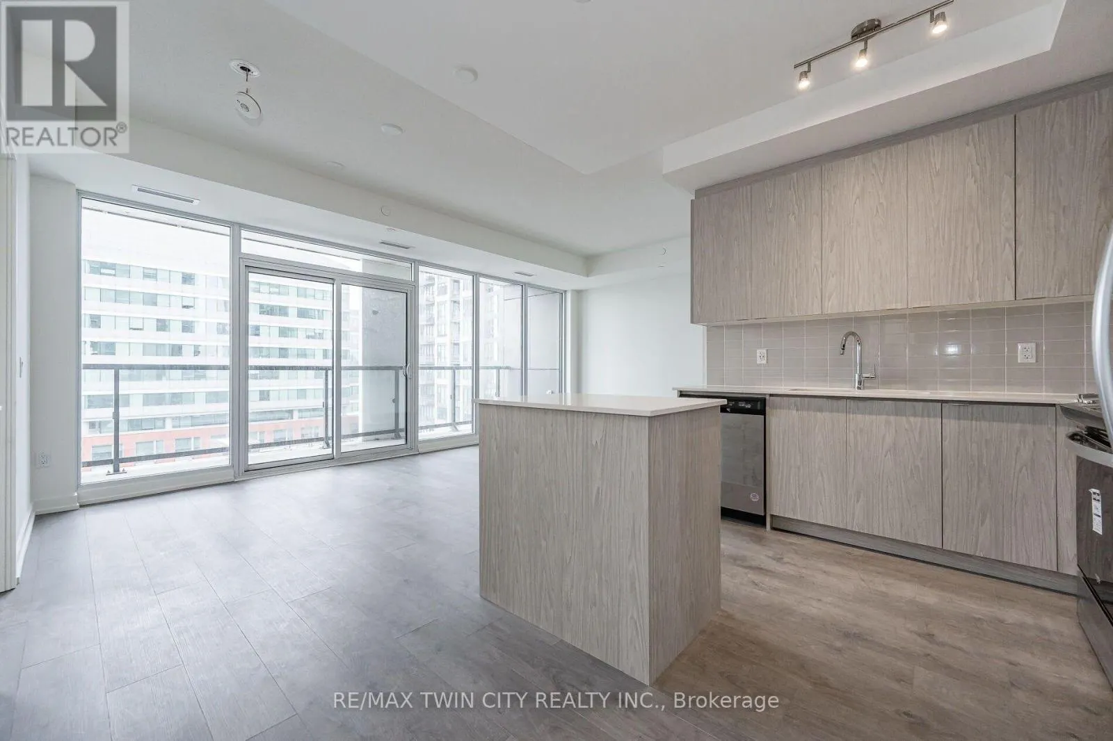 610 - 55 DUKE STREET W