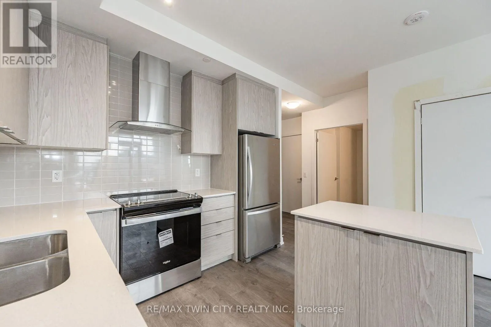 610 - 55 DUKE STREET W