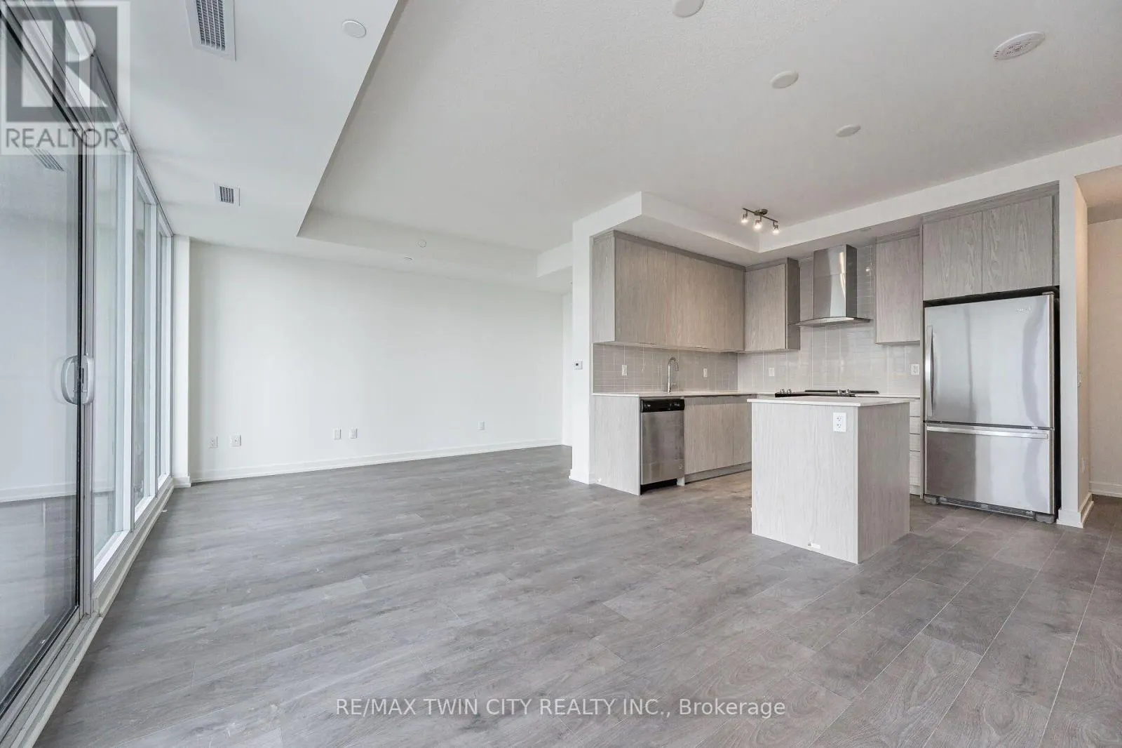 610 - 55 DUKE STREET W