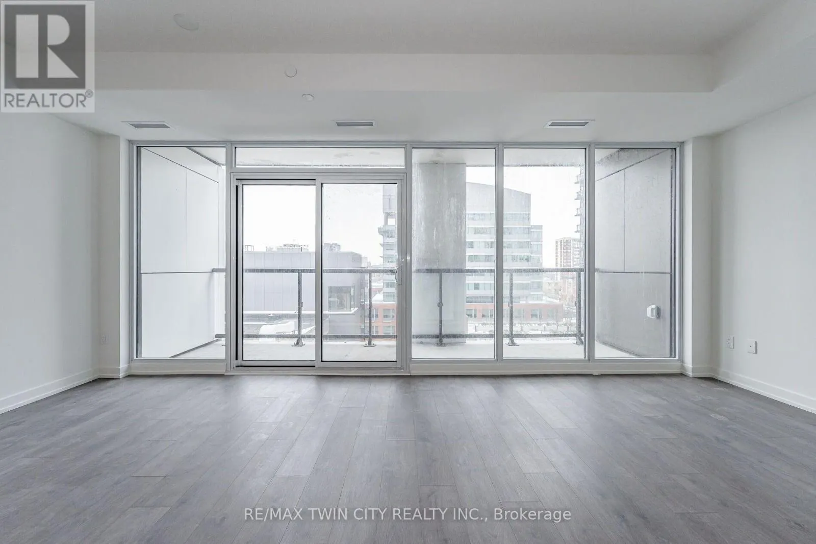 610 - 55 DUKE STREET W