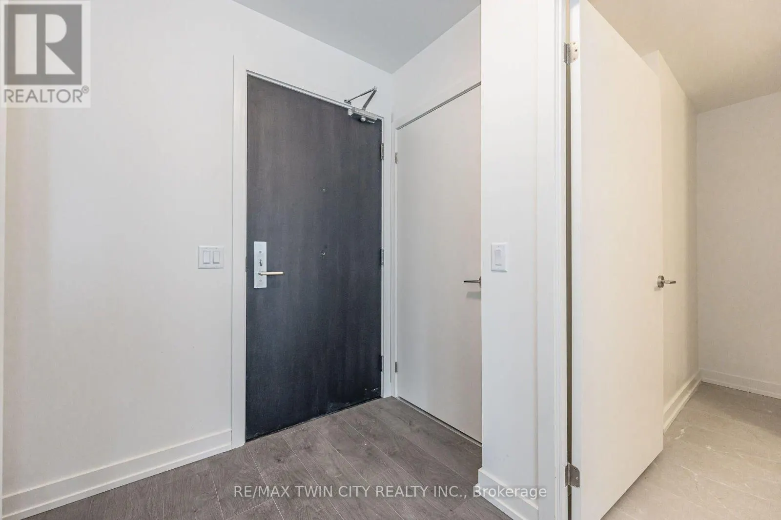 610 - 55 DUKE STREET W