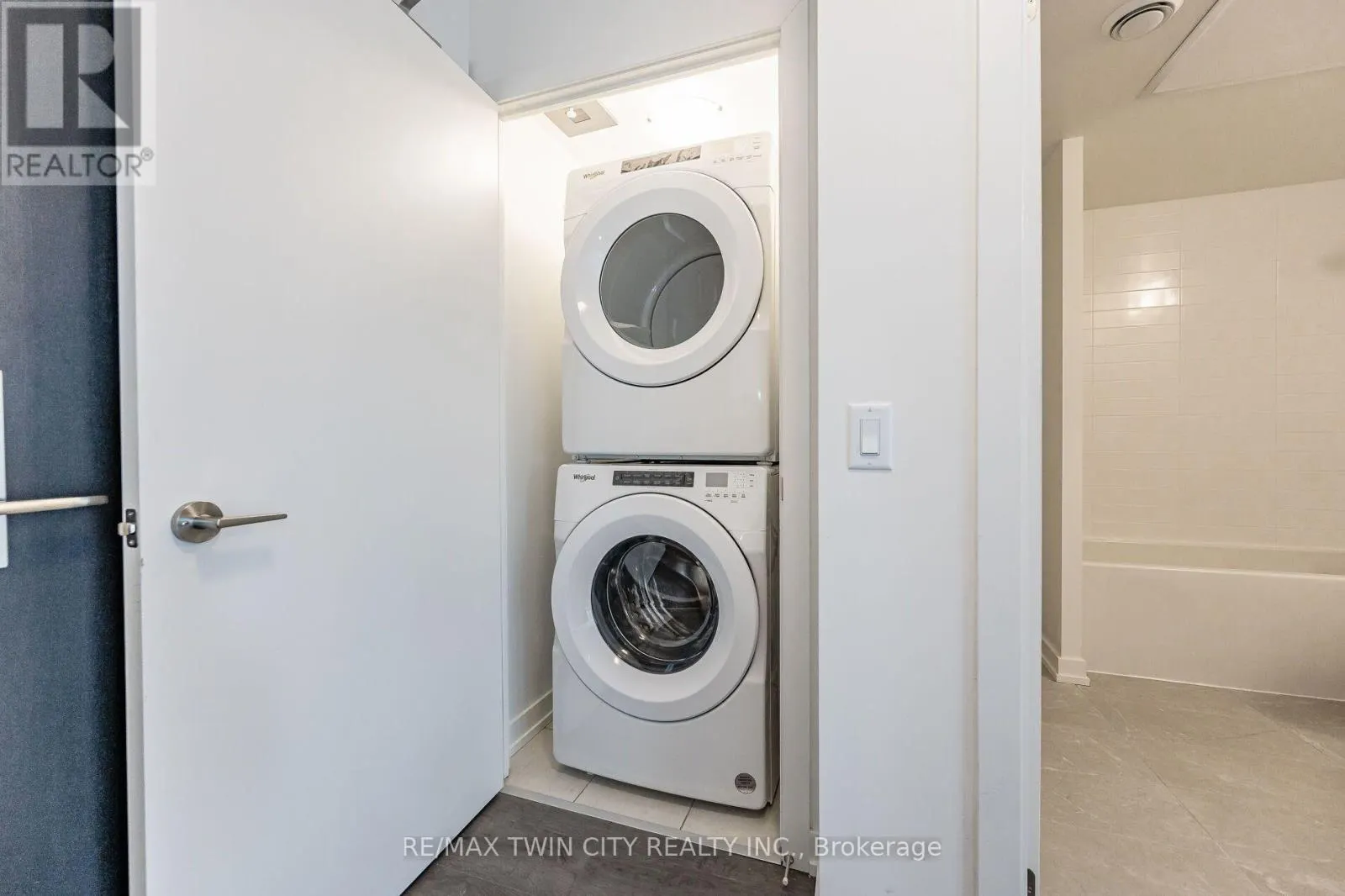 610 - 55 DUKE STREET W