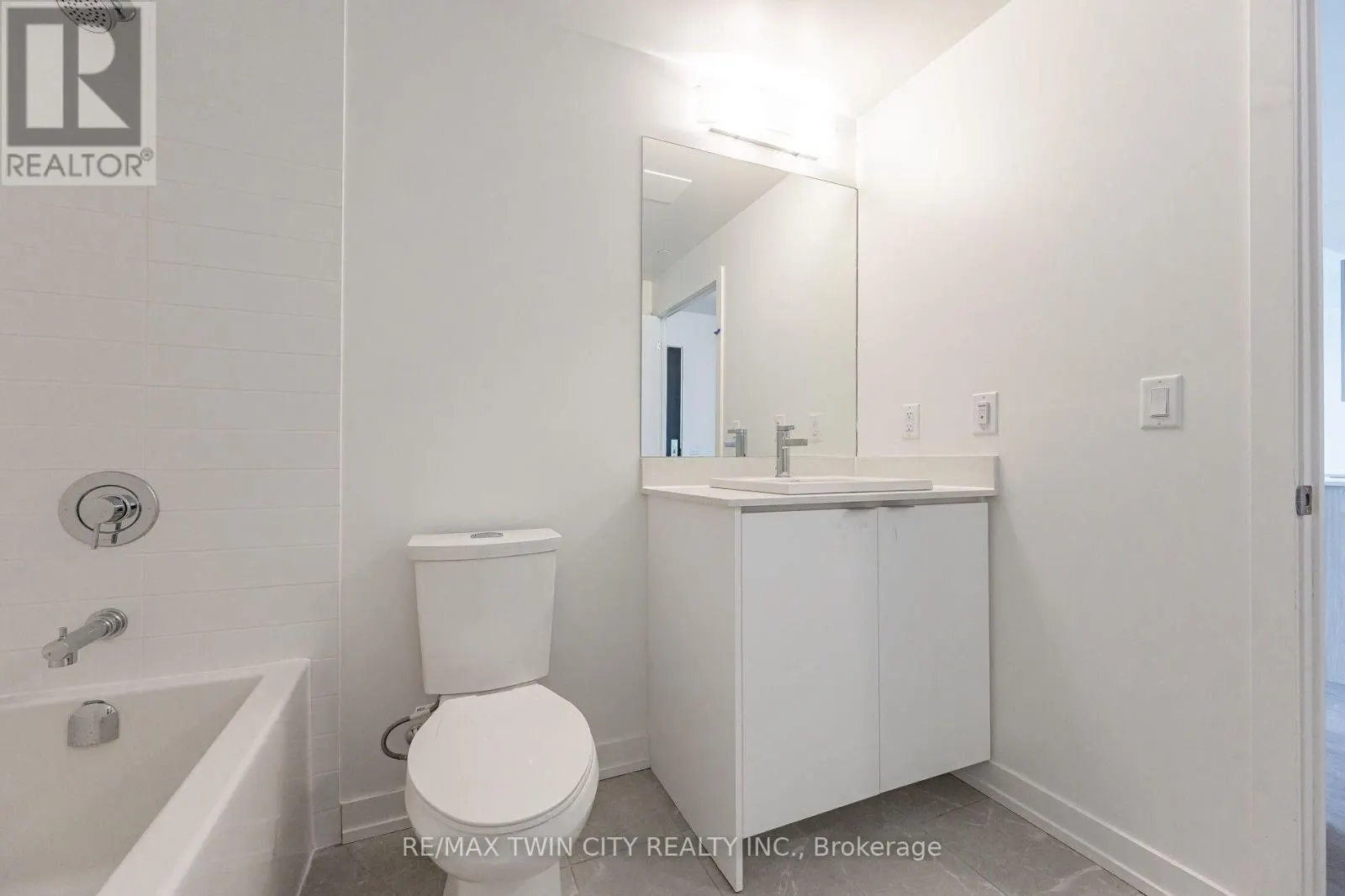 610 - 55 DUKE STREET W