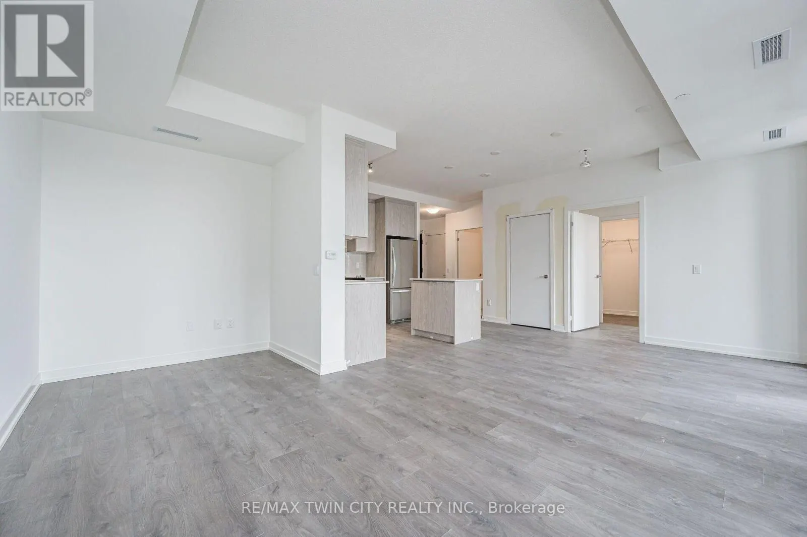 610 - 55 DUKE STREET W