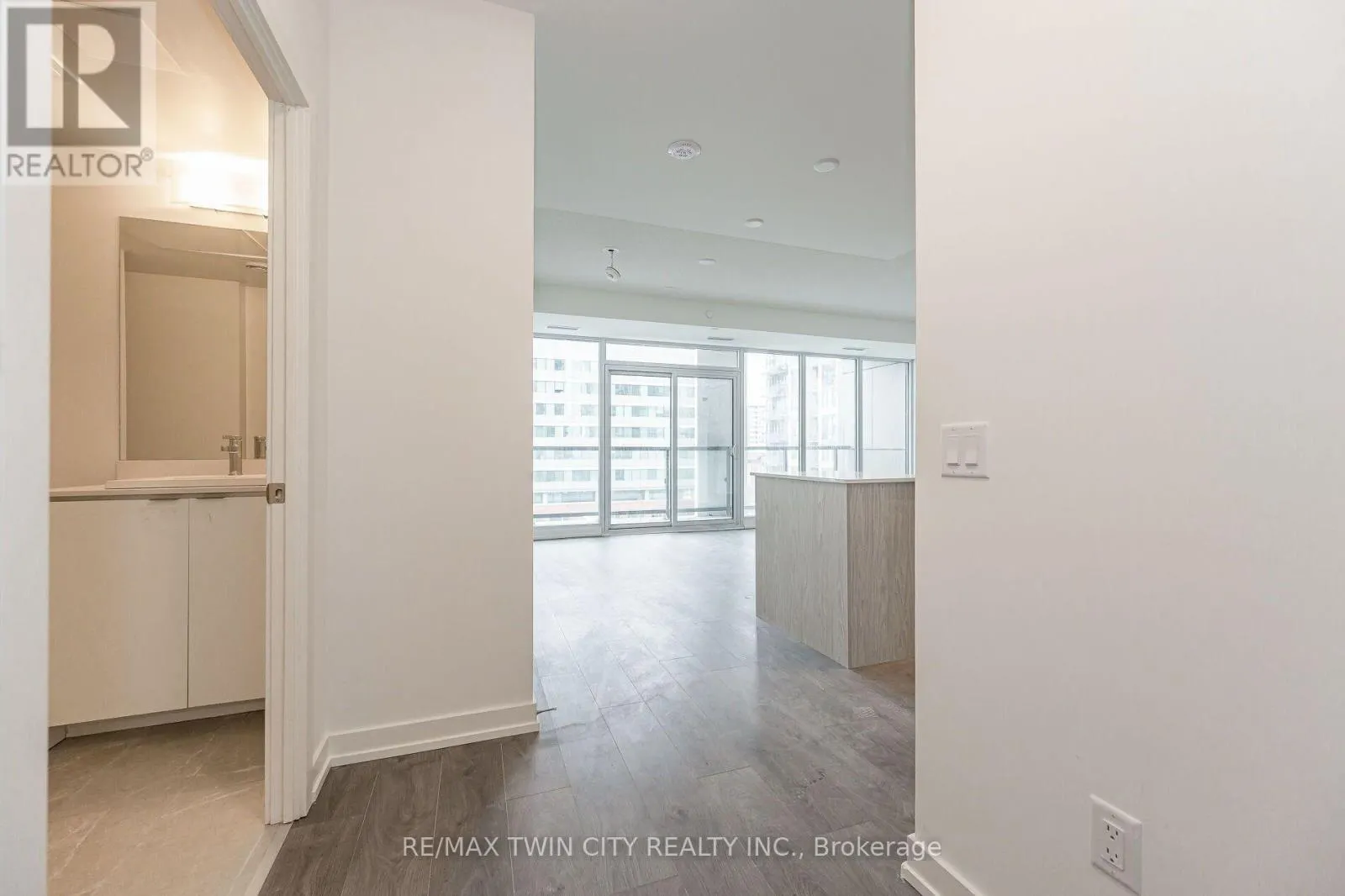 610 - 55 DUKE STREET W