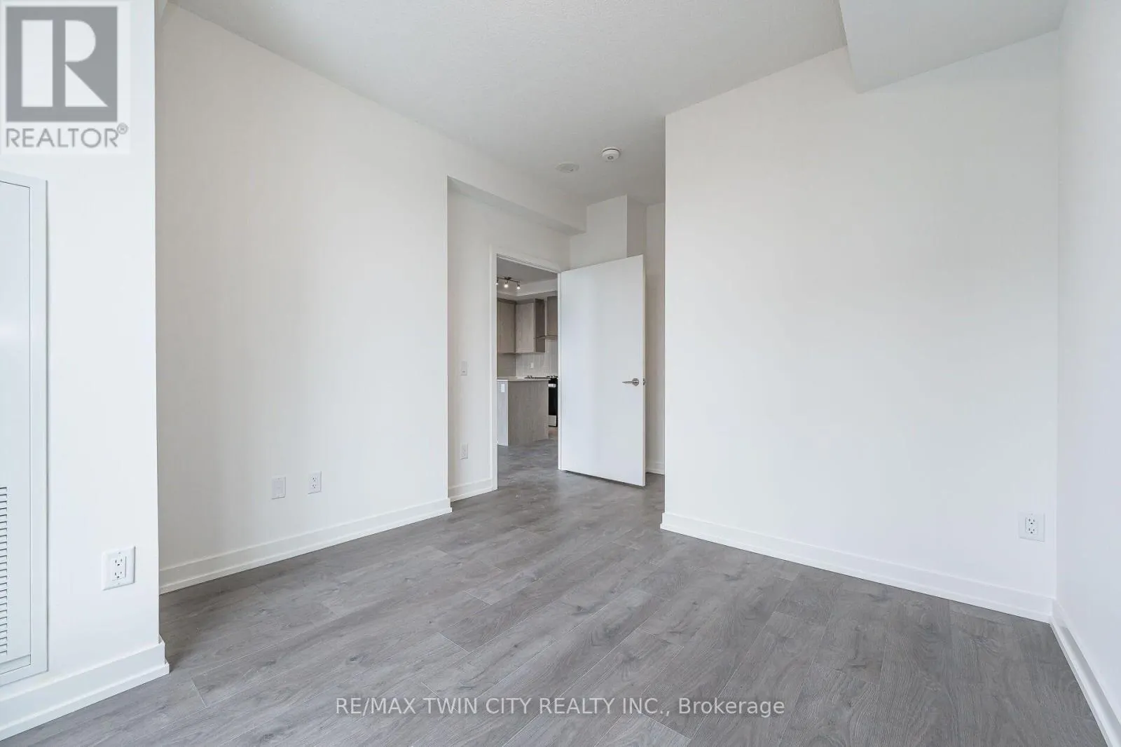 610 - 55 DUKE STREET W