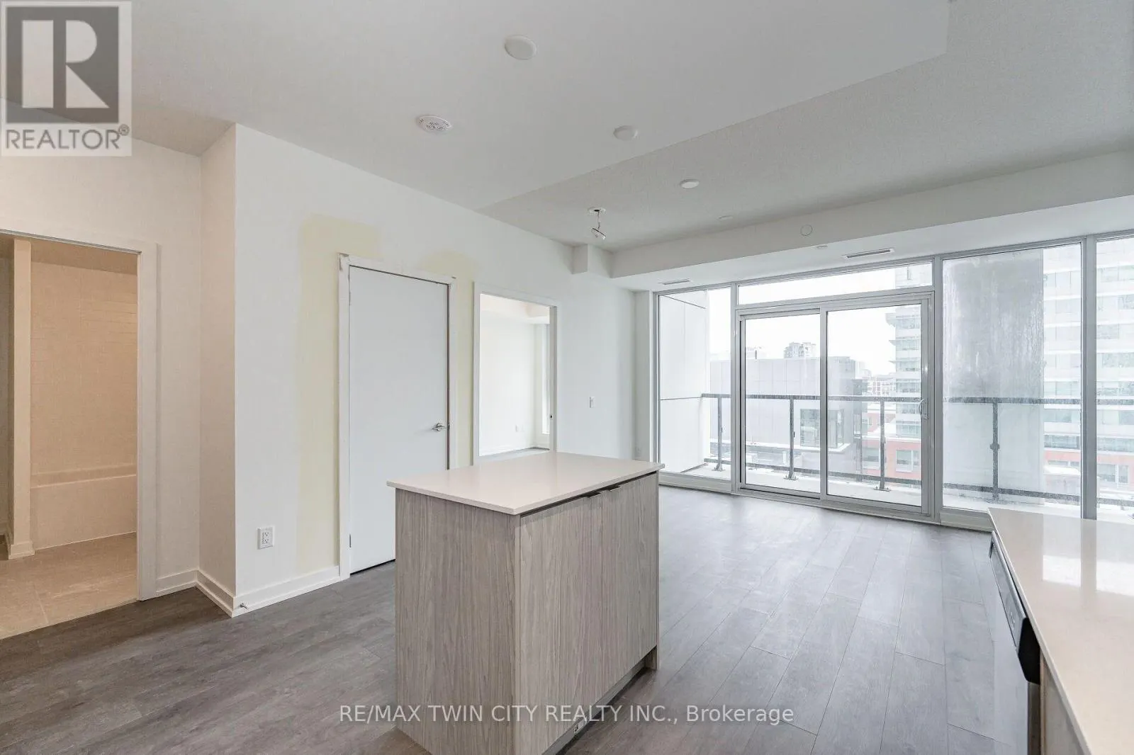 610 - 55 DUKE STREET W