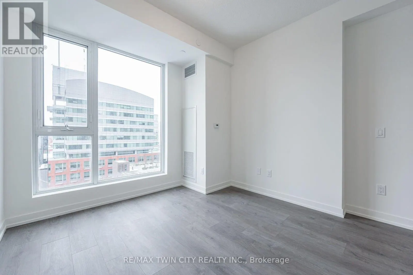 610 - 55 DUKE STREET W