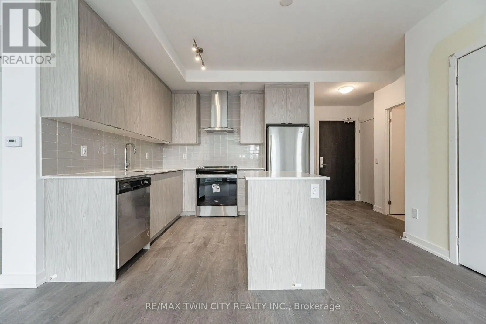 610 - 55 DUKE STREET W