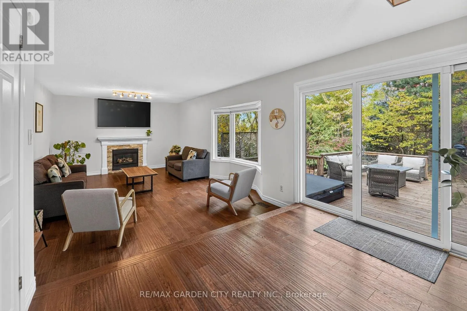 3993 AZALEA CRESCENT