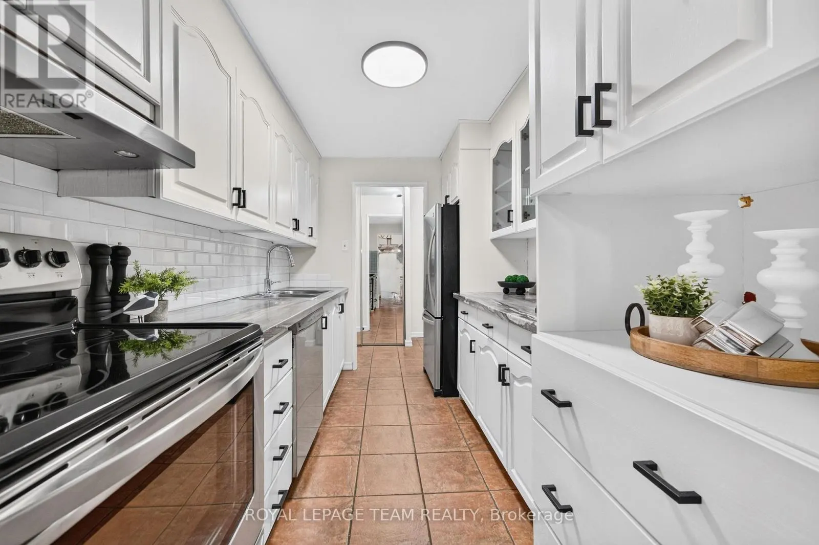 2705 - 1025 RICHMOND ROAD