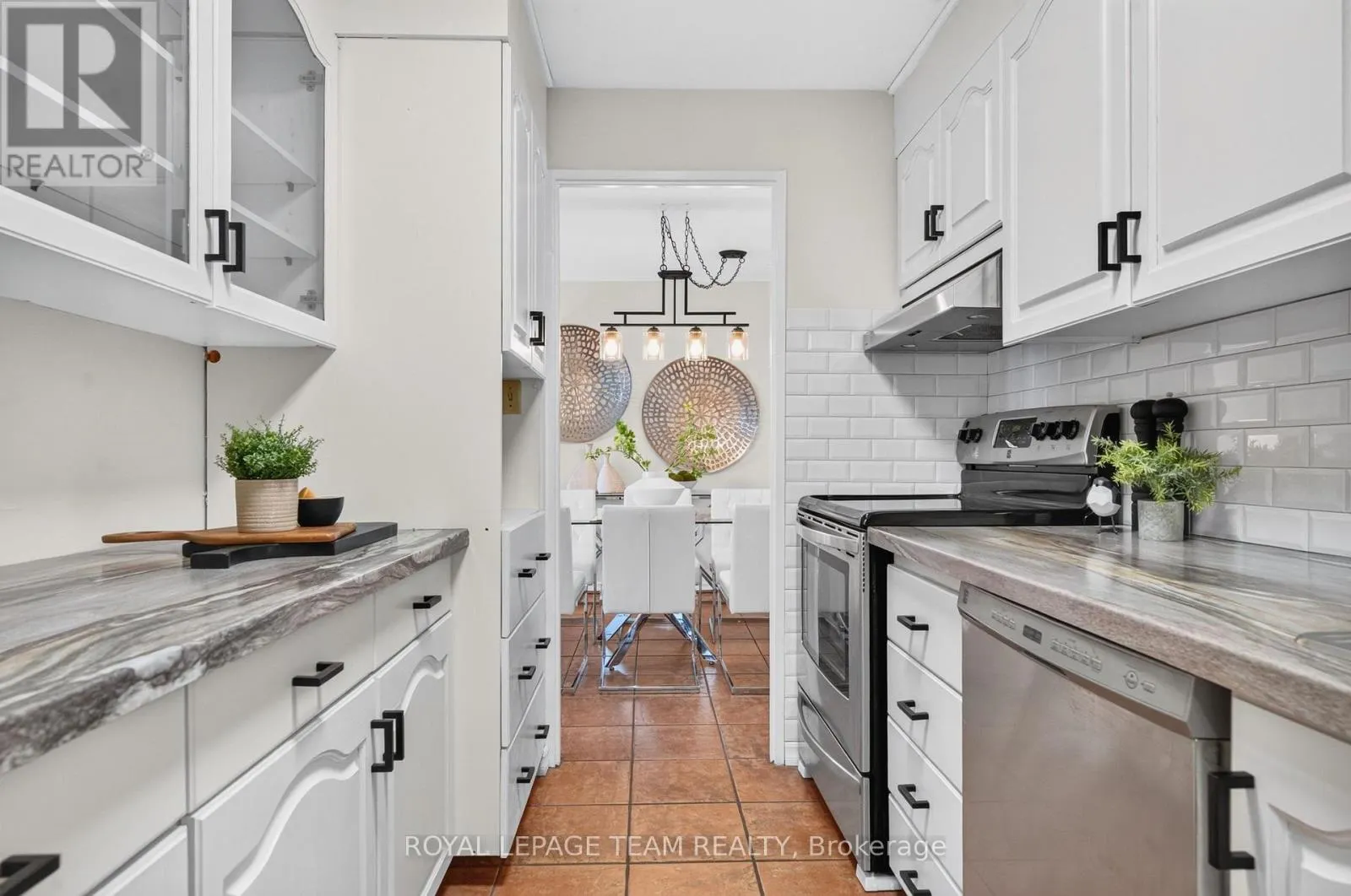 2705 - 1025 RICHMOND ROAD