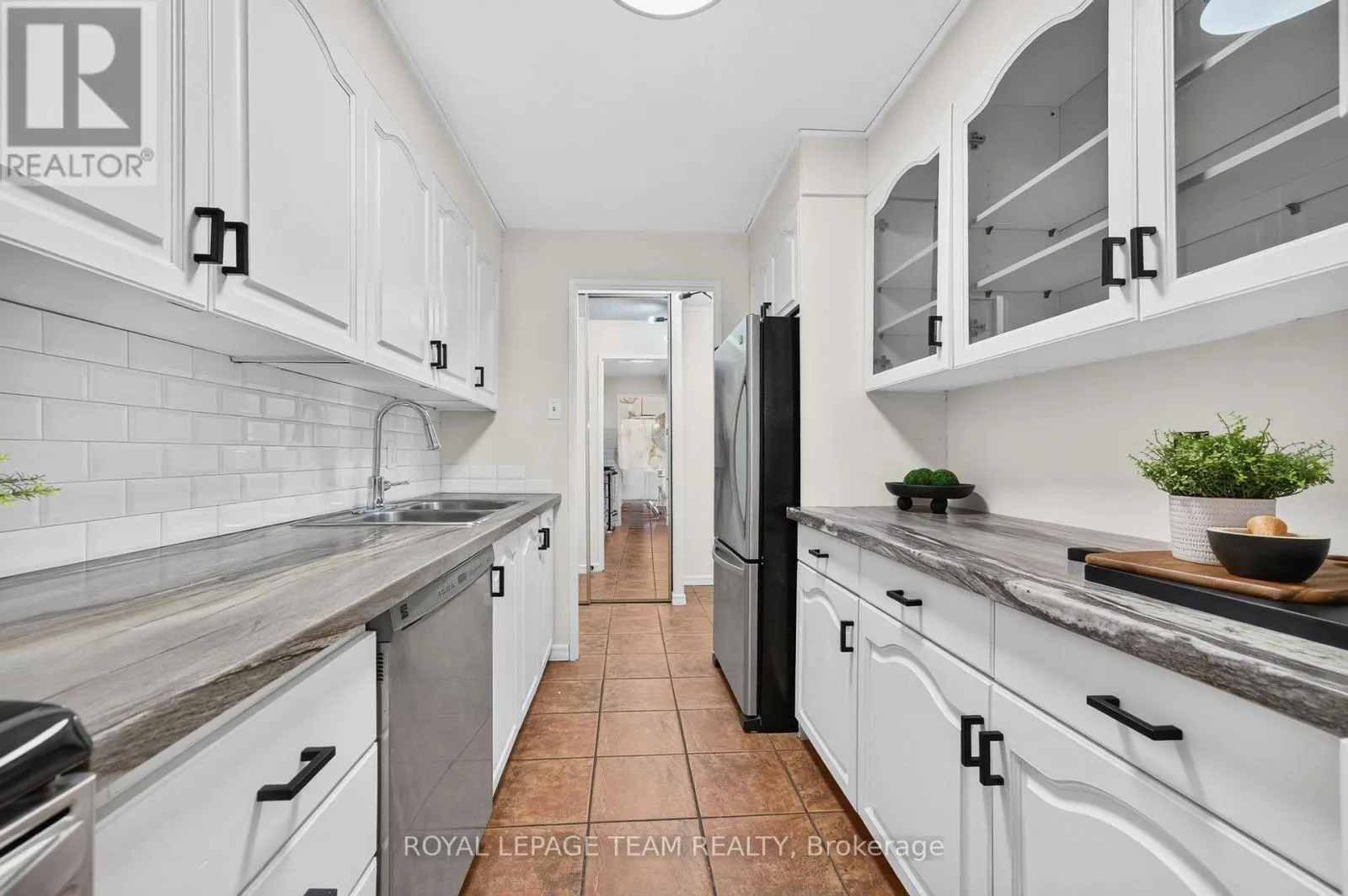 2705 - 1025 RICHMOND ROAD