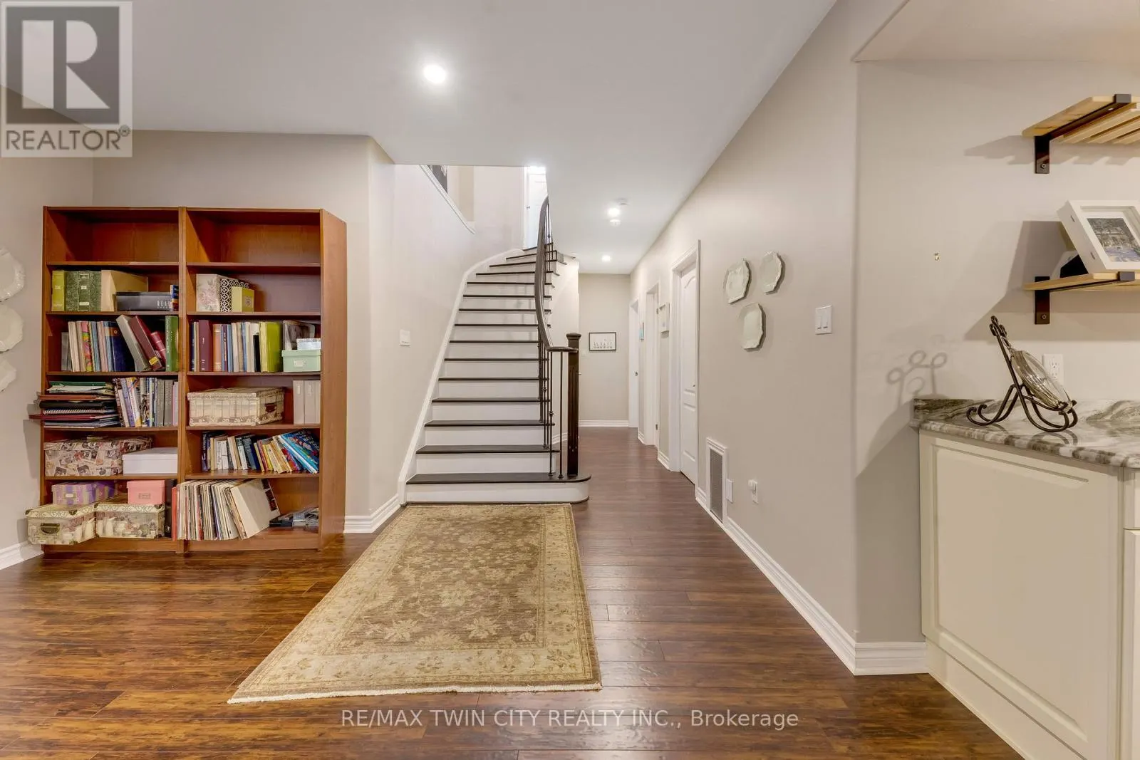 213 EDGEWATER CRESCENT