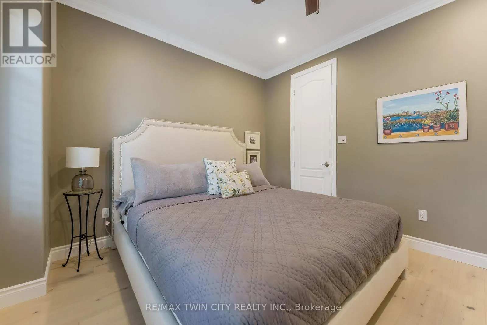 213 EDGEWATER CRESCENT